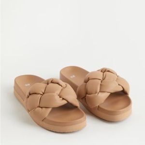 Dark beige woven puffy slides